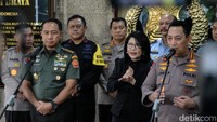 Agus sowan ke Mabes Polri setelah resmi menjabat sebagai Panglima TNI menggantikan Laksamana Yudo Margono.  