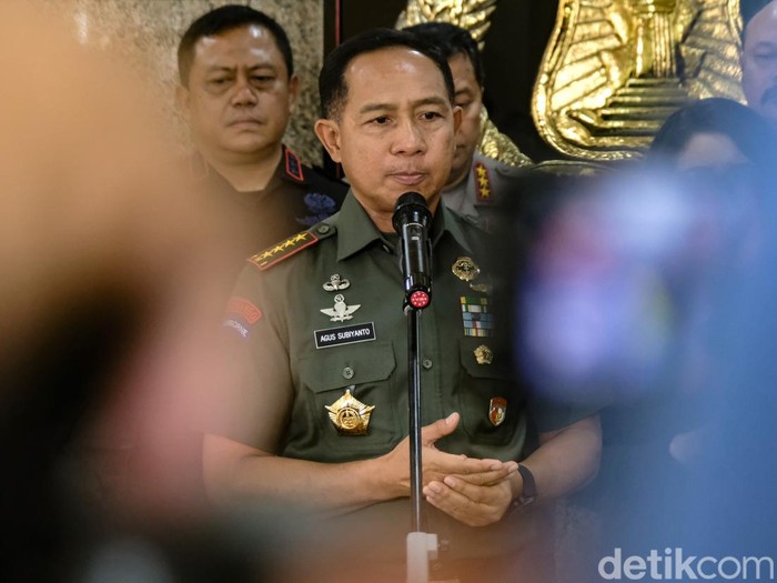 Kapolri Jenderal Listyo Sigit Prabowo dan Panglima TNI Jenderal Agus Subiyanto memberikan keterangan pers di gedung Rupatama Mabes Polri, Jakarta Selatan, Selasa (5/12/2023).