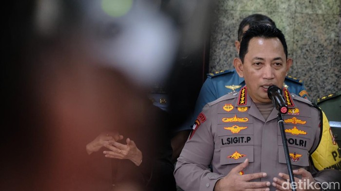 Kapolri Jenderal Listyo Sigit Prabowo dan Panglima TNI Jenderal Agus Subiyanto memberikan keterangan pers di gedung Rupatama Mabes Polri, Jakarta Selatan, Selasa (5/12/2023).