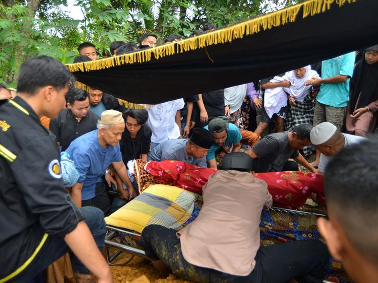 Momen Pilu Pemakaman Pendaki yang Tewas di Gunung Marapi
