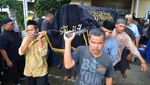 Momen Pilu Pemakaman Pendaki yang Tewas di Gunung Marapi