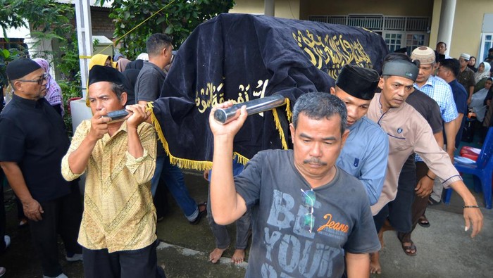 Momen Pilu Pemakaman Pendaki yang Tewas di Gunung Marapi Keluarga dan kerabat memakamkan jenazah korban erupsi Gunung Marapi di Bandar Buat, Padang, Sumatera Barat, Selasa (5/12/2023). Warga Padang Muhammad Alfikri (19) menjadi salah satu korban meninggal akibat erupsi Gunung Marapi pada Jumat Minggu (3/12/2023) dan termasuk dalam rombongan 14 mahasiswa Politeknik Negeri Padang (PNP) yang mendaki gunung itu dan sebagian belum dievakuasi. ANTARA FOTO/Iggoy el Fitra/wpa.