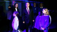 Dalam kesempatan itu, Putin hadir bersama sekelompok anak sekolah. Putin diperlihatkan simulasi tombol nuklir namun menolak untuk menekannya.