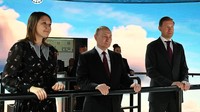 Putin diperkirakan bulan ini akan mengonfirmasi bahwa ia akan mencalonkan diri lagi untuk masa jabatan enam tahun pada bulan Maret, dan penampilan hari Senin ini memiliki nuansa pra-pemilu yang berbeda.
