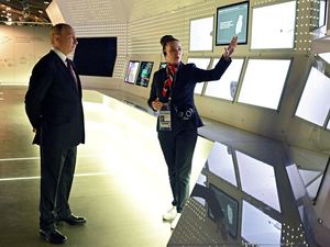 Momen Putin Pamer Tombol Nuklir Rusia ke Publik