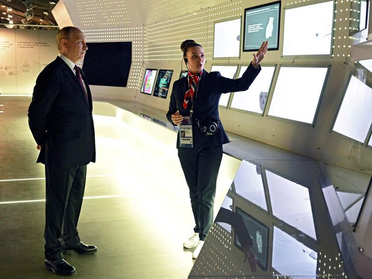 Momen Putin Pamer Tombol Nuklir Rusia ke Publik