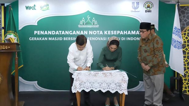 MoU kerja sama antara Dewan Masjid Indonesia (DMI) dan Unilever Indonesia ditandatangani langsung oleh Dr. (H.C.) Drs. H. Muhammad Jusuf Kalla – Ketua Umum DMI dan Ira Noviarti – Presiden Direktur Unilever Indonesia, disaksikan jajaran direktur Unilever Indonesia beserta jajaran pimpinan pusat DMI (Dok Unilever Indonesia)