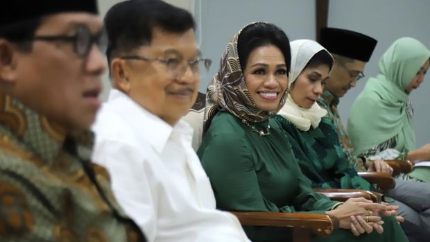 MoU kerja sama antara Dewan Masjid Indonesia (DMI) dan Unilever Indonesia ditandatangani langsung oleh Dr. (H.C.) Drs. H. Muhammad Jusuf Kalla – Ketua Umum DMI dan Ira Noviarti – Presiden Direktur Unilever Indonesia, disaksikan jajaran direktur Unilever Indonesia beserta jajaran pimpinan pusat DMI (Dok Unilever Indonesia)