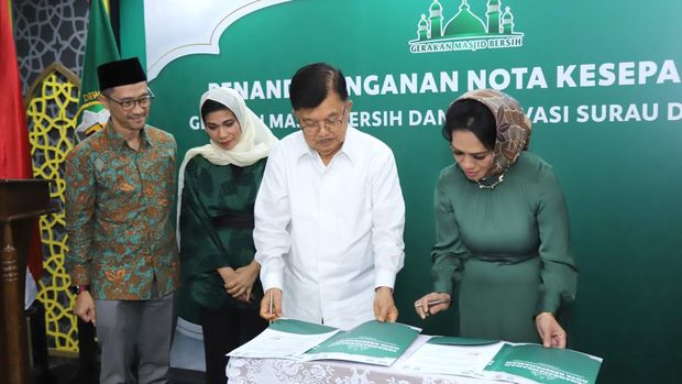 MoU kerja sama antara Dewan Masjid Indonesia (DMI) dan Unilever Indonesia ditandatangani langsung oleh Dr. (H.C.) Drs. H. Muhammad Jusuf Kalla – Ketua Umum DMI dan Ira Noviarti – Presiden Direktur Unilever Indonesia, disaksikan jajaran direktur Unilever Indonesia beserta jajaran pimpinan pusat DMI (Dok Unilever Indonesia)