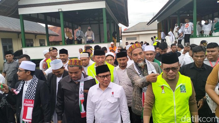 Muhaimin Iskandar saat mengunjungi makam ulama di Aceh