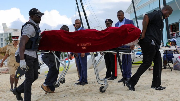 Ngeri! Turis AS Tewas Diserang Hiu Saat Mendayung di Bahamas Mortuary services personnel transport the body of a female tourist after what police described as a fatal shark attack in waters near Sandals Royal Bahamian resort, in Nassau, Bahamas December 4, 2023. REUTERS/Dante Carrer