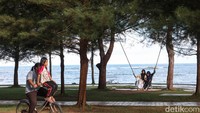 Di dekat Pantai Piwang juga terdapat beberapa stand makanan dan swalayan, jadi kita bisa mengisi kembali energi setelah bermain ataupun berolahraga. Sekedar datang untuk makan sambil menikmati pemandangan juga bisa. Untuk masalah kebersihan kita tidak perlu khawatir, karena kebersihan di pantai ini terjamin dengan tersedianya tempat sampah di beberapa titik dan juga toilet.