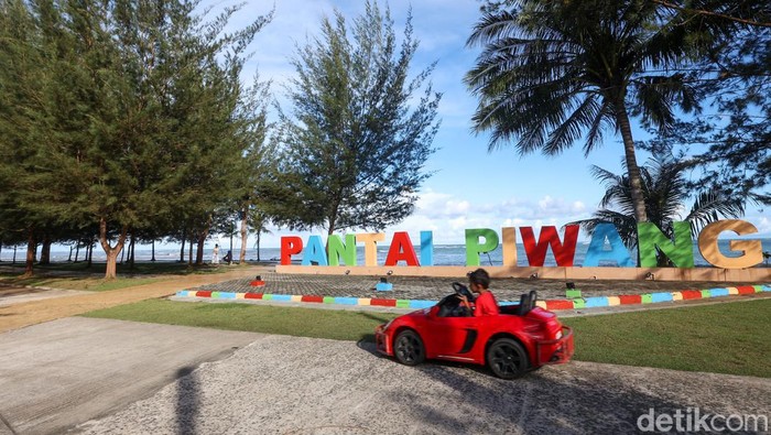 Jika biasanya pusat kota terdapat hiruk pikuk kendaraan, maka jika kita tiba di Kota Ranai, justru kita akan merasakan seperti liburan. Bagaimana tidak? Jika yang kamu temui di pusat kota adalah pantai.