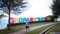 Pantai ini menyuguhkan berbagai macam fasilitas modern berupa taman bermain untuk anak-anak, panggung pentas seni, lapangan upacara, dan area olahraga untuk voli, sepak takraw, rock climbing, jogging, serta fitness outdoor.