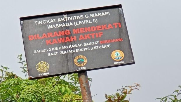 Papan larangan ke puncak Gunung Marapi