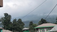 Foto: Penampakan Gunung Marapi diselimuti awal tebal saat terjadi erupsi, Selasa (5/12). (M. Afdal Afrianto/detikSumut)