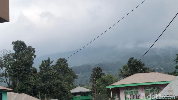 Penampakan Gunung Marapi diselimuti awal tebal saat terjadi erupsi.