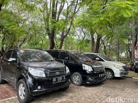 Penampakan mobil dinas yang dilelang di Kantor Gubernur Sulsel.