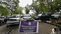 Pemprov Sulsel melelang 44 mobil dinas operasional milik OPD di kantor Gubernur Sulsel, Senin (4/12/2023). Namun hanya 15 unit di antaranya yang laku, sementara sisanya tidak ada peminat atau calon pembeli.