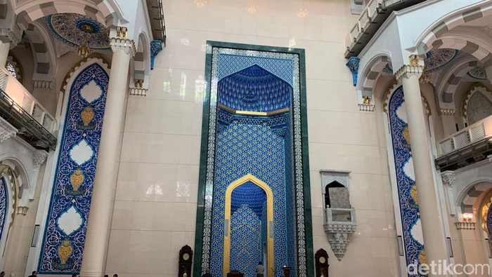 Penampakan ruang utama lantai satu Masjid Agung Medan