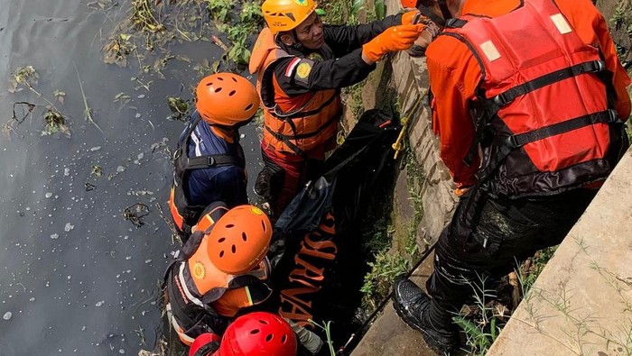 Penjual pecel lele, Mohamad Shohibul Huda (32), yang hilang terseret arus di Kali Sasak Kedaung, ditemukan tewas di Taman Menteng Bintaro, Tangerang Selatan (Tangsel).