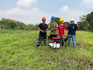 Bantu Petani, Mahasiswa PENS Ciptakan Robot Terbang Penyemprot Tanaman