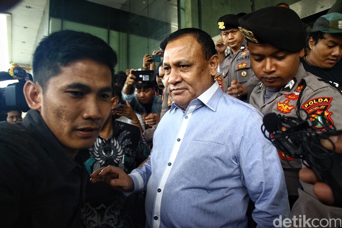 Tersangka pemerasan yang juga komisioner Komisi Pemberantasan Korupsi (KPK) Firli Bahuri bergegas menuju mobilnya usai memenuhi panggilan Dewan Pengawas (Dewas) KPK di Gedung Pusat Edukasi Antikorupsi KPK (ACLC), Jakarta, Selasa (5/12/2023).