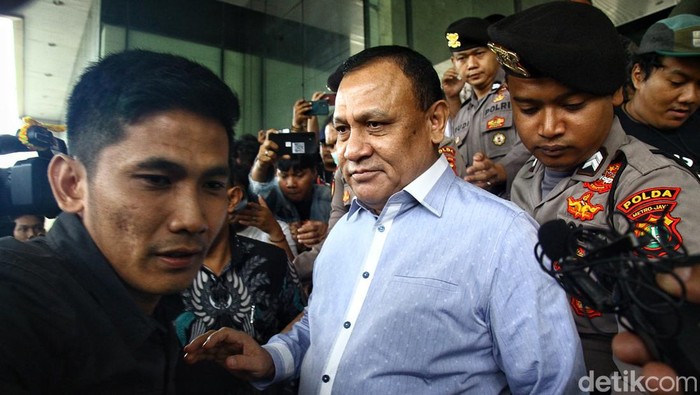 Tersangka pemerasan yang juga komisioner Komisi Pemberantasan Korupsi (KPK) Firli Bahuri bergegas menuju mobilnya usai memenuhi panggilan Dewan Pengawas (Dewas) KPK di Gedung Pusat Edukasi Antikorupsi KPK (ACLC), Jakarta, Selasa (5/12/2023).