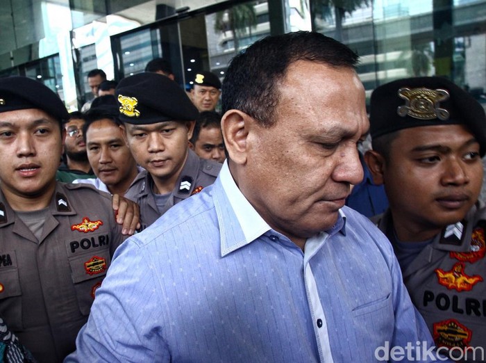 Tersangka pemerasan yang juga komisioner Komisi Pemberantasan Korupsi (KPK) Firli Bahuri bergegas menuju mobilnya usai memenuhi panggilan Dewan Pengawas (Dewas) KPK di Gedung Pusat Edukasi Antikorupsi KPK (ACLC), Jakarta, Selasa (5/12/2023).
