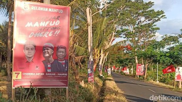 'Perang' Baliho PSI dengan PDIP di sepanjang jalan menuju Bangsring Underwater, Banyuwangi jelang keadatangan Kaesang Pangarep.