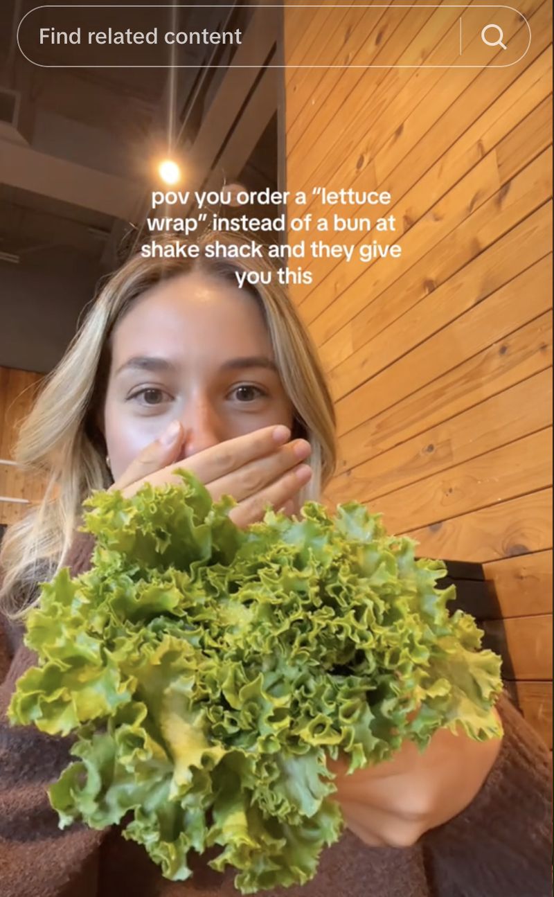 Pesan Menu Burger Sayur, Wanita Ini Kaget Dapatnya Mirip Makanan Kelinci!