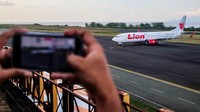 Akibatnya seluruh penumpang keberangkatan tertunda hingga enam jam dan akhirnya dialihkan ke penerbangan lain. 