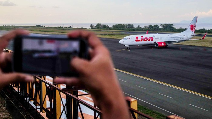 Pesawat Lion Air di Bandara Ternate Gagal Terbang Gegara Gangguan Mesin Pesawat Lion Air tujuan Makassar yang batal terbang terparkir di Bandara Sultan Babullah Ternate, Kota Ternate Maluku Utara, Senin (4/12/2023). Pesawat jenis Boeing 737-800 PK-LPO yang seharusnya berangkat ke Makassar pada pukul 12.00 WIT tersebut membatalkan penerbangan yang diduga mengalami gangguan mesin sehingga seluruh penumpang keberangkatan tertunda hingga enam jam dan akhirnya dialihkan ke penerbangan lain. ANTARA FOTO/Andri Saputra/nym.