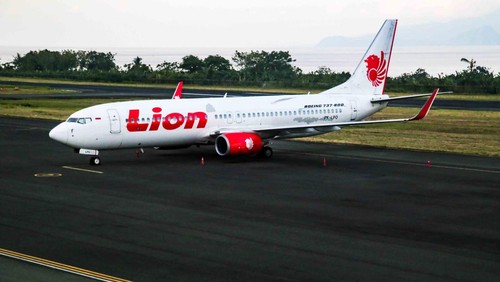 Pesawat Lion Air tujuan Makassar yang batal terbang terparkir di Bandara Sultan Babullah Ternate, Kota Ternate Maluku Utara, Senin (4/12/2023). Pesawat jenis Boeing 737-800 PK-LPO yang seharusnya berangkat ke Makassar pada pukul 12.00 WIT tersebut membatalkan penerbangan yang diduga mengalami gangguan mesin sehingga seluruh penumpang keberangkatan tertunda hingga enam jam dan akhirnya dialihkan ke penerbangan lain. ANTARA FOTO/Andri Saputra/nym.