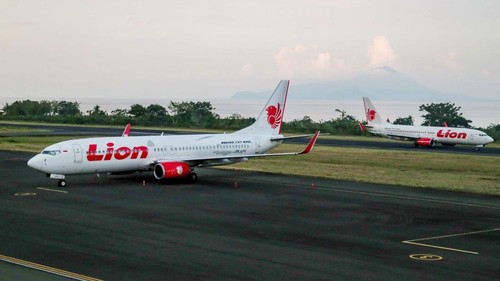 Pesawat Lion Air tujuan Makassar yang batal terbang terparkir di Bandara Sultan Babullah Ternate, Kota Ternate Maluku Utara, Senin (4/12/2023). Pesawat jenis Boeing 737-800 PK-LPO yang seharusnya berangkat ke Makassar pada pukul 12.00 WIT tersebut membatalkan penerbangan yang diduga mengalami gangguan mesin sehingga seluruh penumpang keberangkatan tertunda hingga enam jam dan akhirnya dialihkan ke penerbangan lain. ANTARA FOTO/Andri Saputra/nym.
