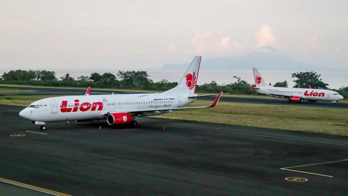 Pesawat Lion Air di Bandara Ternate Gagal Terbang Gegara Gangguan Mesin Pesawat Lion Air tujuan Makassar yang batal terbang terparkir di Bandara Sultan Babullah Ternate, Kota Ternate Maluku Utara, Senin (4/12/2023). Pesawat jenis Boeing 737-800Β PK-LPO yang seharusnyaΒ berangkat ke Makassar pada pukul 12.00 WIT tersebut membatalkan penerbangan yang diduga mengalami gangguanΒ mesin sehingga seluruh penumpang keberangkatan tertunda hingga enam jam dan akhirnya dialihkan ke penerbangan lain. ANTARA FOTO/Andri Saputra/nym.