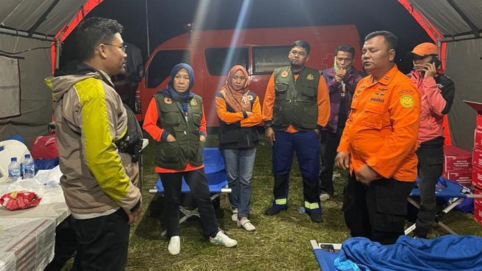Petugas dari BPBD Riau dan Basarnas Pekanbaru saat sampai di Sumbar