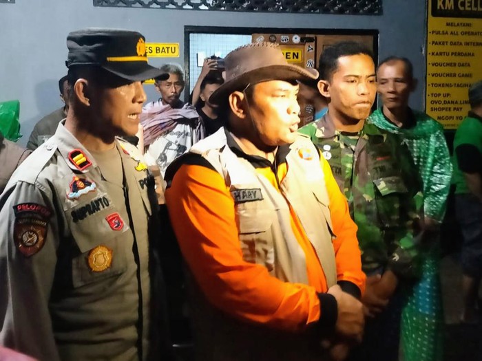 Petugas gabungan memberikan keterangan usai proses evakuasi 3 bocah tenggelam di sungai di Kecamatan Bener, Kabupaten Purworejo, Senin (4/12/2023) malam.