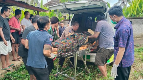 Petugas mengevakuasi jenazah pria di pinggir jalan rabat beton di Gang Mangga, Banjar Lebih, Desa Asahduren, Kecamatan Pekutatan, Kabupaten Jembrana, Bali, Selasa (5/12/2023). (Foto: Dok. Polsek Pekutatan)