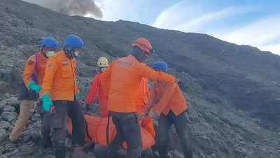 Potret Petugas Evakuasi Korban dari Atas Gunung Marapi