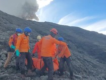 Potret Petugas Evakuasi Korban dari Atas Gunung Marapi