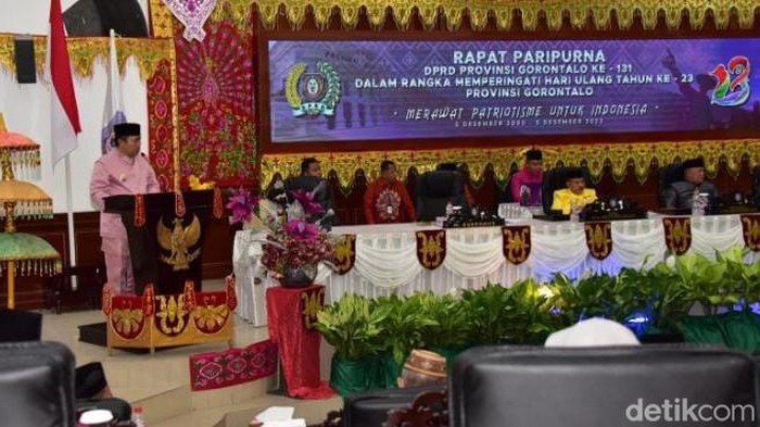 Pj Gubernur Gorontalo Ismail Pakaya saat paripurna HUT ke-23 Gorontalo.