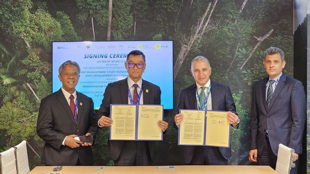 PLN sepakat dengan Elsewedy Electric, perusahaan listrik asal Mesir, untuk mengembangkan teknologi smart grid yang bisa mengintegrasikan sistem kelistrikan, menghubungkan sumber-sumber energi baru terbarukan (EBT) ke pusat beban listrik dan menjadi solusi intermitensi pada pembangkit listrik EBT, seperti angin dan surya, di sela-sela COP28 Dubai, Minggu (03/12/2023). (Dok. PT PLN)