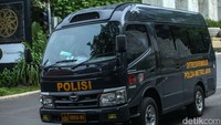 Yang pertama mobil Toyota Hiace berpelat 10012-VII, kemudian disusul mobil hitam dengan tulisan Ditreskrimsus Polda Metro Jaya berpelat 10010-VII.