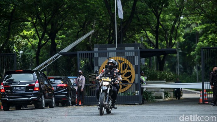 Apartemen diduga milik Firli Bahuri di kawasan Dharmawangsa, Jakarta Selatan, digeledah polisi. Penggeledahan dilakukan selama 3 jam.