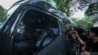 Diketahui, mobil rombongan polisi tersebut merupakan mobil yang sama dipakai ketika penggeledahan di rumah safe house Firli di Kertanegara, Jakarta Selatan, beberapa waktu lalu.