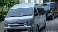 Pantauan detikcom di lokasi, Selasa (5/12/2023) sekitar pukul 14.39 WIB, aparat kepolisian meninggalkan apartemen. Ada dua mobil polisi yang keluar beriringan dari apartemen tersebut.