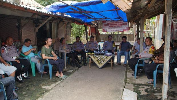 Polres Jaksel dan Polsek Mampang berdialog dengan warga di Kuningan Barat.