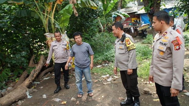 Polres Jaksel dan Polsek Mampang berdialog dengan warga di Kuningan Barat.