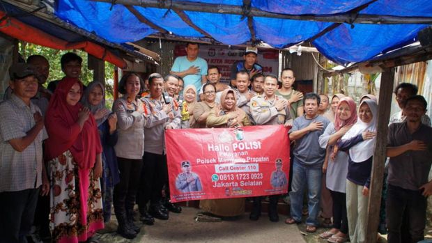 Polres Jaksel dan Polsek Mampang berdialog dengan warga di Kuningan Barat.